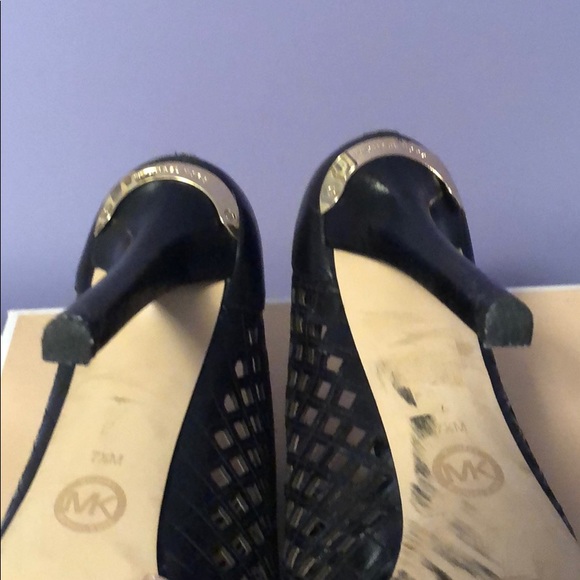 EUC size 7.5 Michael Kors booties - Picture 7 of 7